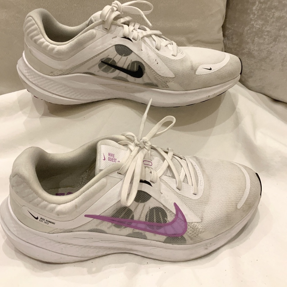 Nike Quest 5 Women’s size 9 1/2m white & purple